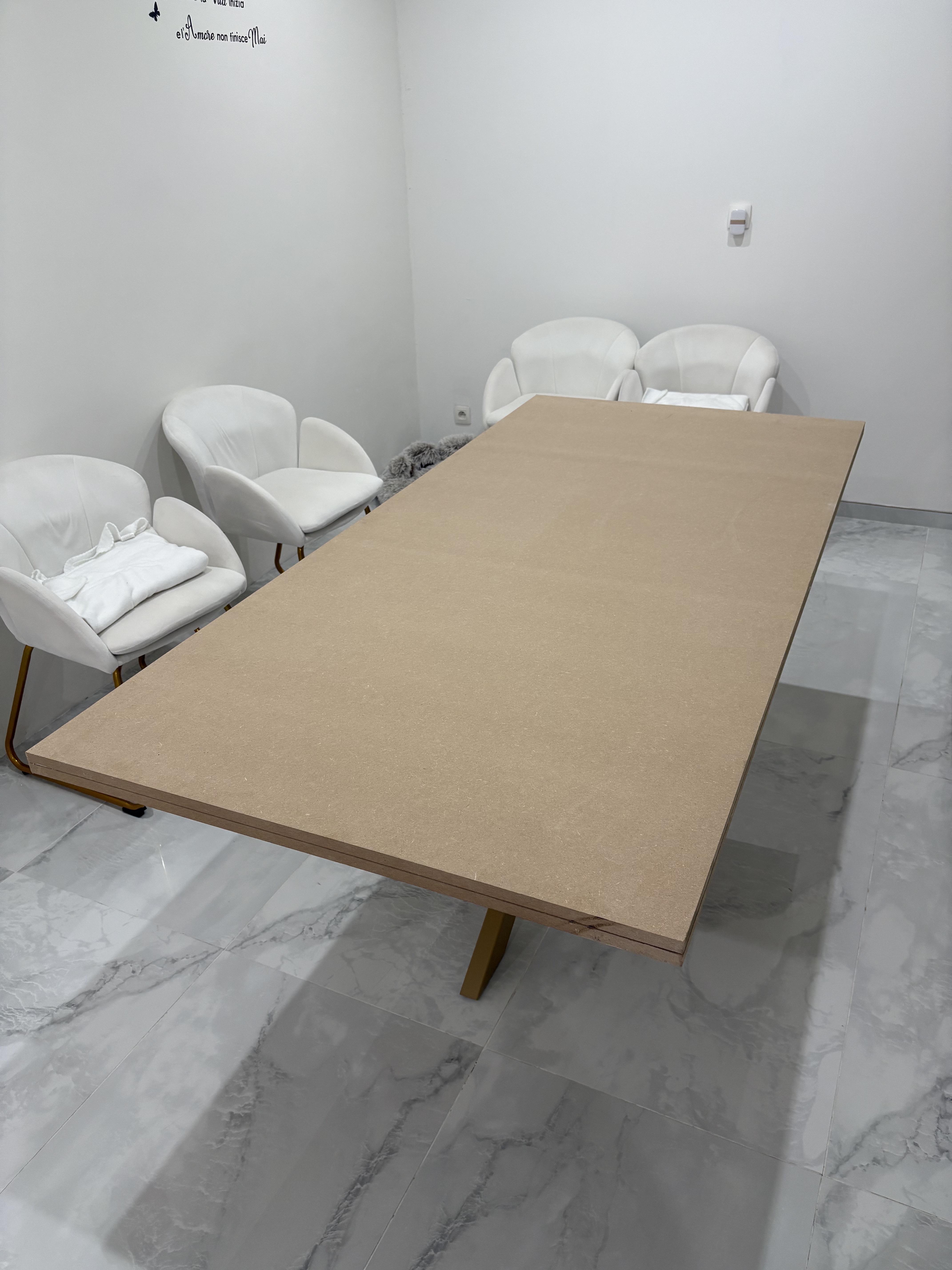 Table avant relooking — plateau en bois à rénover, BDV Cover Belgique