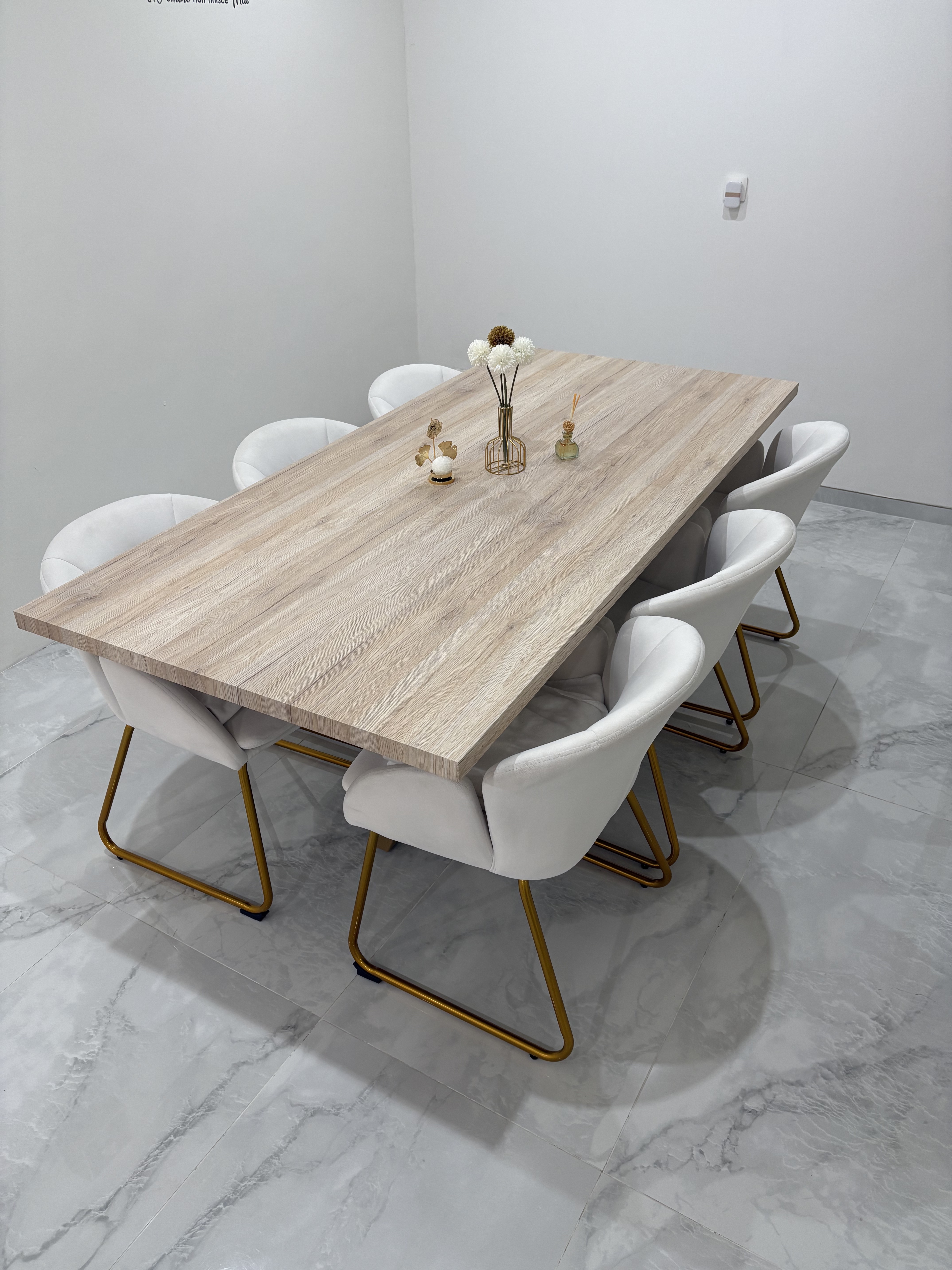 Table après relooking par covering — plateau habillé de film adhésif décoratif, BDV Cover Belgique